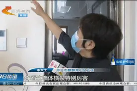 房屋墙体出现多处裂缝，墙砖都脱落了，业主反映多年都没解决图片