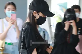 杨幂奔赴青岛工作被拍，穿短裙少女感十足，手中紧拿计佛器解压图片