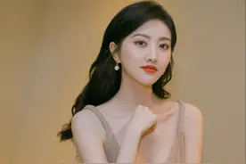 近10年张艺谋毁誉参半，捧红了周冬雨倪妮，但也几乎埋没了景甜图片