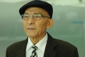 87岁济公游本昌近照，精神十足气色好，耄耋之年仍坚持工作图片