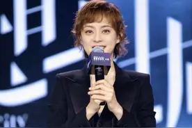 孙俪终于换发型，头发这么短还烫“泡面卷”，配黑西装时髦又高级图片