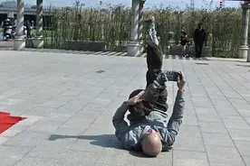 六旬老汉每天模仿动物健身，“驴打滚、虫子爬”被他编进健身操图片