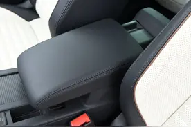 一分钟了解汽车的中扶手图片