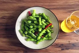 煮毛豆，不入味还发黄？大厨：牢记4点，翠绿不变黄，香软又入味图片