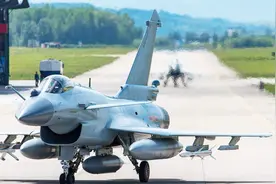 歼-10B发动机超F-22？矢量喷管可360度旋转，歼-20超机动为期不远视频封面