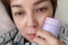 知名主持人病照曝光，苍白暴瘦撞脸蔡明，和年长丈夫同框像妈妈图片