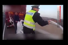 惊险！货车高速舞“飘带”，飞了足足几百米，高速交警及时喊停图片
