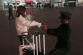 高能撒糖现场！兵哥哥退伍当天求婚成功图片