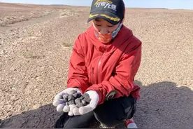 国家出价每克拉1万元悬赏陨石，贵州女孩杨可欣，5年捡了400公斤图片