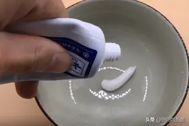 把牙膏和啤酒混合在一起，解决了家家户户的大烦恼，省钱又实用图片