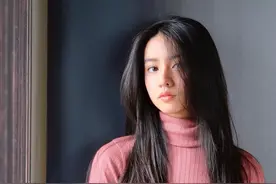 光希姐妹父亲节照片搞怪十足，姐妹俩颜值在线，日常随拍也似画报图片