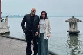 史可与亿万富豪老公同框，亲密挽手游西湖，光头丈夫堪称宝藏暖男图片