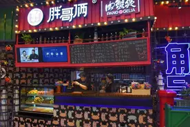 网红店胖哥俩肉蟹煲被曝光，土豆发酸，螃蟹发黑，吃完拉肚子图片