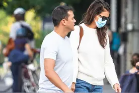 前阿汤嫂携新欢出街！罕穿高跟比小8岁男友高半头，手上青筋吓人图片