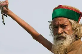 印度男子抛家弃子，成为苦行僧后，为信仰高举右臂47年从未放下图片