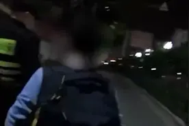 男孩深夜离家遇民警劝阻， 一句“去坟地看妈妈”让人心痛【三分钟法治新闻全知道】图片