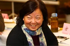 满地无主手机是个什么梗？揭秘作家方方背景，单方面原谅又被打脸图片