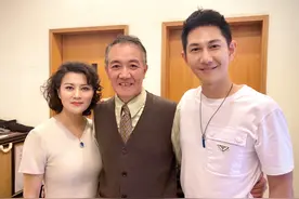 63岁李幼斌与二婚妻罕同框！小13岁美娇妻身材窈窕，婚后至今无子图片