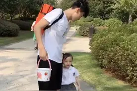 大20岁哥哥送妹妹上学，怕老师家长误会是爸爸，绞尽脑汁扮年轻图片