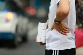 罗永浩卖“二手iPhone”被秒空背后，疯狂的二手苹果江湖图片