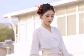 95后卖汉服给50岁大妈，她们穿着去女儿婚礼和跳广场舞图片