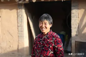 山沟沟里7旬大娘卖自养土鸡，市场一斤25元她卖4元，咋回事图片