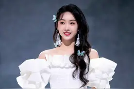 被宣璐美到了，身穿白色上衣配白色半身裙好精致，美回“初恋”图片