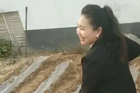美女歌手袁庆拿铁锨帮大衣嫂种地干活网友：靠大衣哥出名了图片