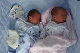 妻子生下龙凤胎后离世，丈夫跪在产房大哭，孩子姓名感动无数人图片