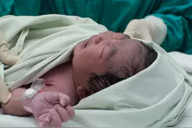 新生儿出生时为啥哭几声就不哭了？别人不说，妈妈要做到心中有数图片