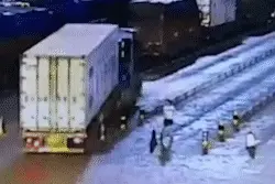 货车爆胎，喷飞路人后续 | 路人弹出4米，致左股骨骨折，警方公布调查结果图片