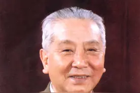 王海战机中弹跳伞，被民兵当成特务抓捕，掏出证件后群众夹道欢送图片