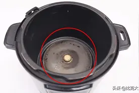 电饭锅发热盘没办法擦？煮饭特别费电，教你一招，污渍轻松去除图片