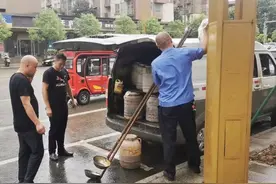 遭起！南充一男子打捞地沟油！图片