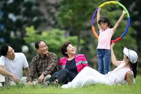 旧房暂借小姨子住，5年后想卖房还债，岳母怒斥：这是我女儿的房图片