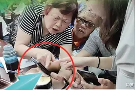 老年人不会用智能手机怎么办？江都这样做图片