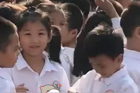 儿子带女同学回家吃饭，“贴心”举动萌翻妈妈：得到爸爸真传了图片