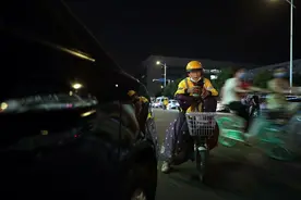 和时间赛跑的骑手父亲：多送一份餐，儿子就多一份“救命”钱图片