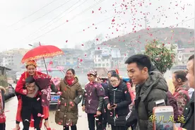 农村20几岁帅小伙结婚，按习俗完成进门礼仪，你见过这样的场面吗