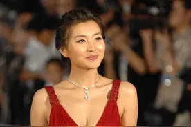 陈好真是美到发光啊！一袭露背大红裙身材丰满，甜美编发太娇俏图片