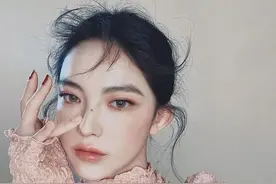 凭美貌“C位出道”!这位有魅力痣的亚裔美人，真是自带极致高级范图片