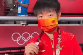 四大女乒队员畅谈收集徽章，及喜欢的明星，莎莎竟没被刘国梁捏脸图片