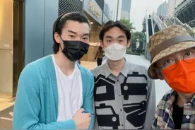 51岁林依轮似冻龄，俩儿子长相被指不如爹，老大还被认成女生？图片