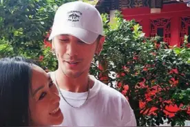 偶遇钟丽缇张伦硕上香，路人镜头下忘开美颜，暴露49岁真实皮肤图片