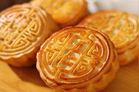 中秋吃不完的月饼，不能直接放冰箱，教你一个方法，放一年都不坏图片