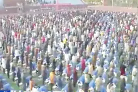 两千名高三学生操场集体下跪父母，正能量还是过分作秀？视频封面