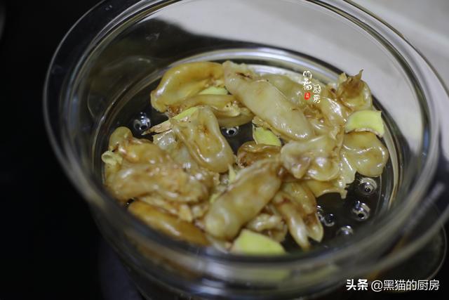 椰汁炖花胶的功效 椰汁炖花胶的功效与禁忌