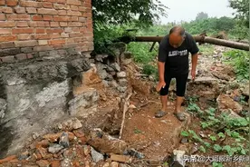 辉县村民为卖石头开铲车铲平灌溉渠 警方回应：嫌疑人已被刑拘图片