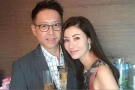 李嘉欣携亲姐参加聚会，笑容甜美心情好，许晋亨却独自拄拐杖看病图片