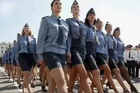 乌克兰军队新战力爆表：穿高跟鞋+短裙，来一个美丽惊艳的阅兵图片